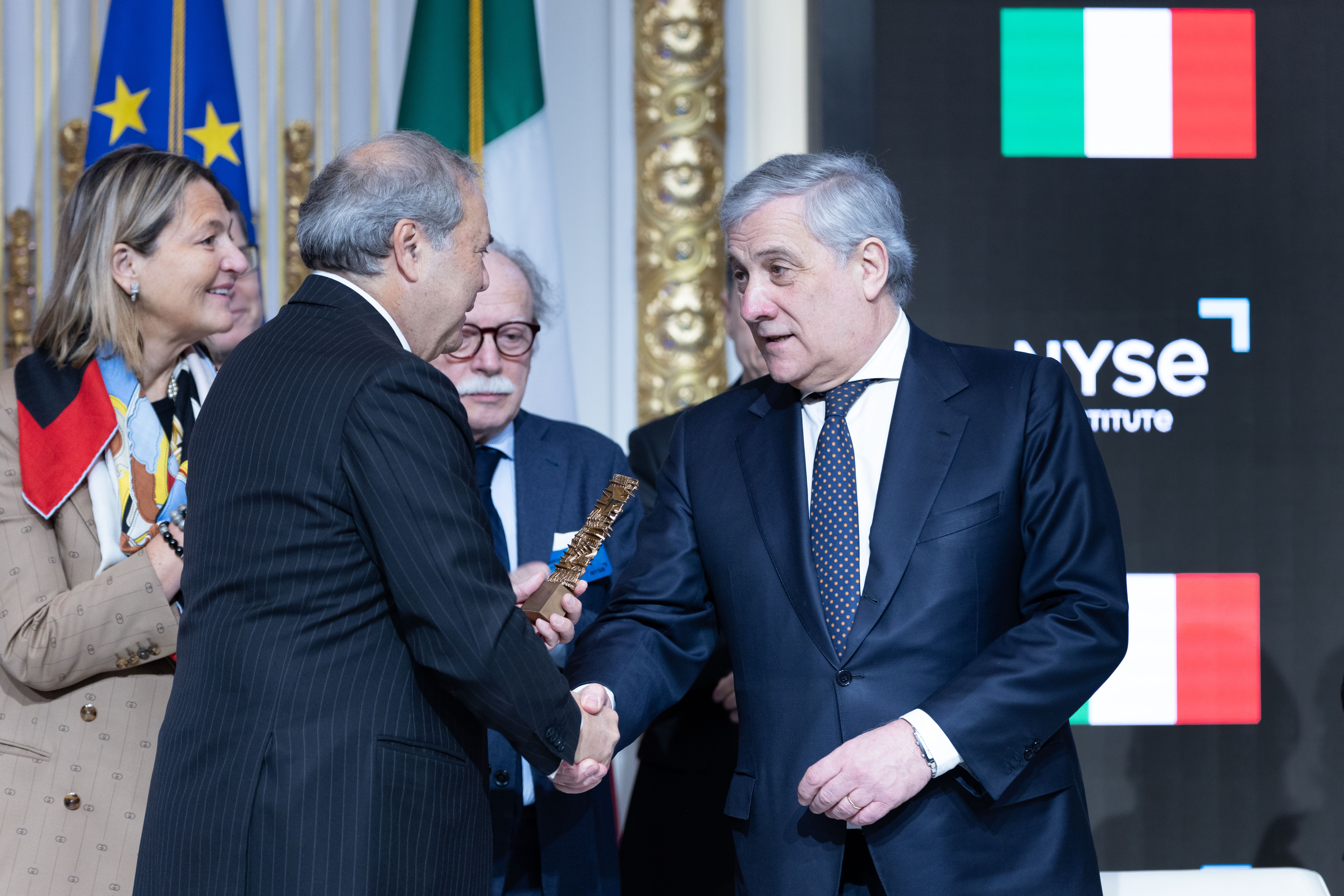 The Hon. Tajani receives the GEI Award