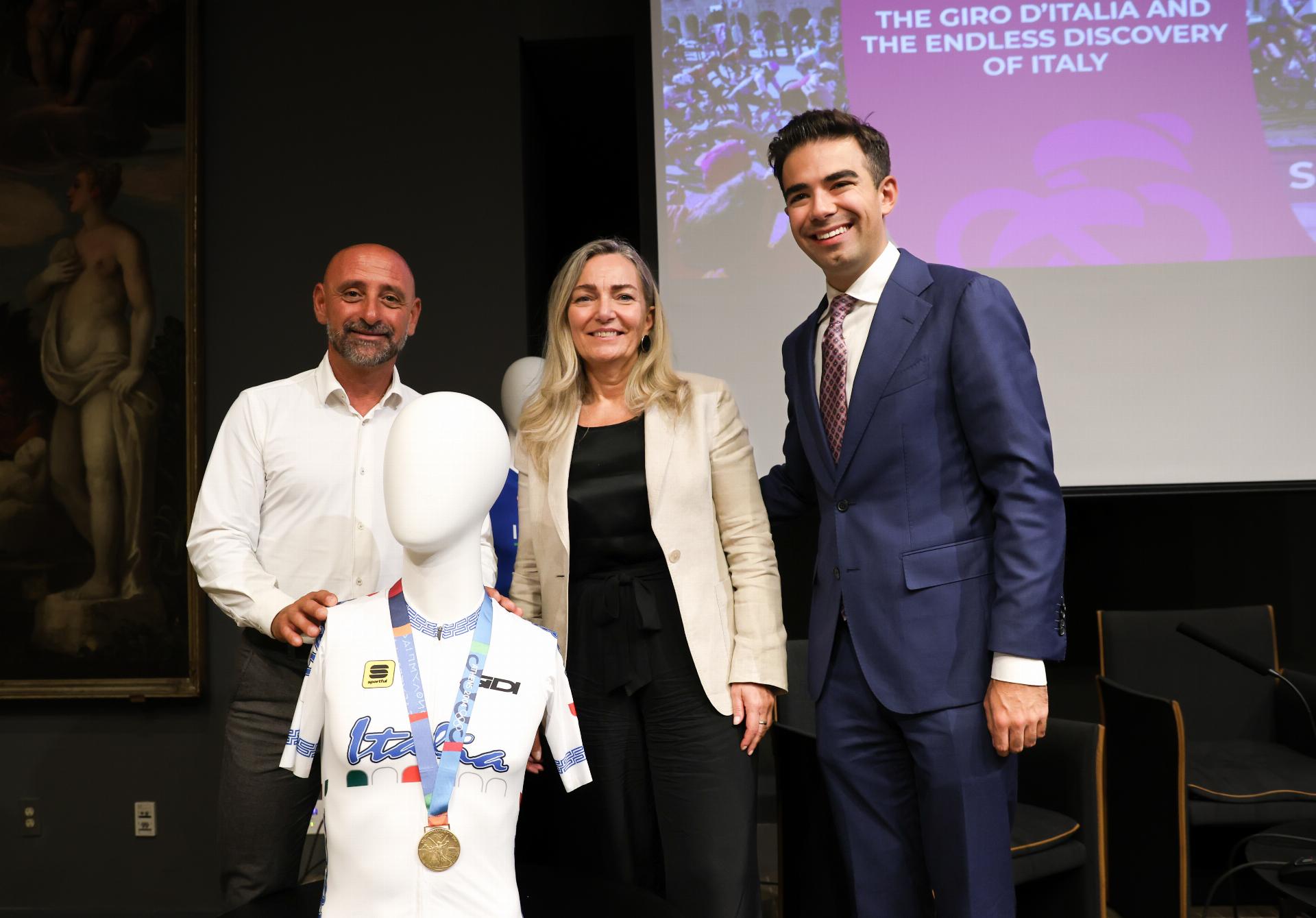 Il Sig. Paolo Bettini, S.E. l’Ambasciatrice Mariangela Zappia e il Sig. Anthony Polcari