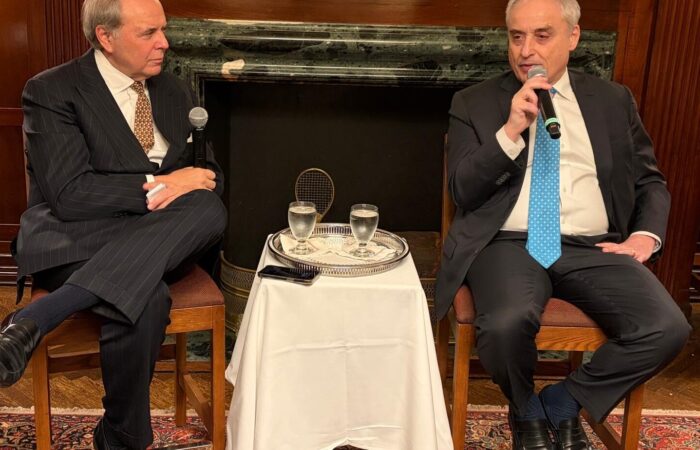 Mario Platero con l'Ambasciatore Maurizio Massari