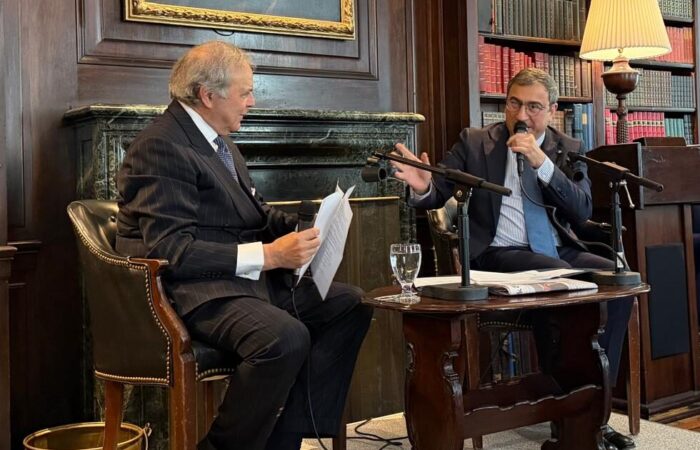 Mario Calvo-Platero insieme all'Ambasciatore Marco Peronaci