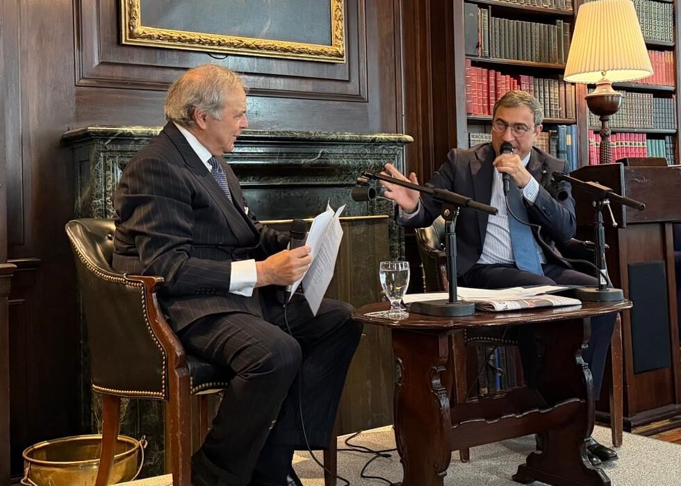 Mario Calvo-Platero insieme all'Ambasciatore Marco Peronaci